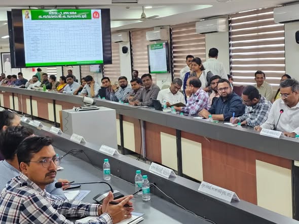 રાજકોટ જિલ્લા કલેક્ટર ડો. ઓમ પ્રકાશની અધ્યક્ષતામાં હેલ્થ કમિટી સમીક્ષા બેઠક યોજાઈ, આરોગ્ય સેવાઓની વિસ્તૃત સમીક્ષા