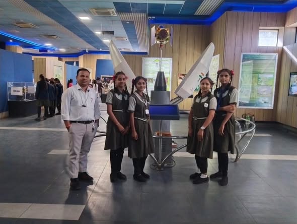 છોટાઉદેપુરના 130 આદિજાતિ વિદ્યાર્થીઓએ ISROની મુલાકાત લઈને જાણી ભારતની સ્પેસ સફર