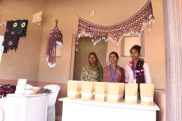 સુજાના મુવાડાની બહેનોની અનોખી સફળતા: ખેત મજૂરીથી ‘નેચરલ ગુલાલ’ ઉદ્યોગ સુધી આત્મનિર્ભરતાનો રંગીન પ્રવાસ