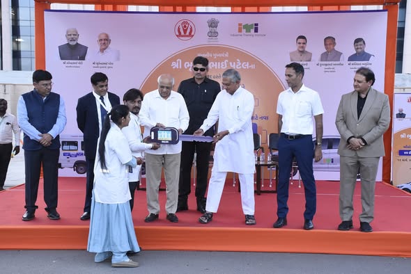 મુખ્યમંત્રી ભૂપેન્દ્ર પટેલ દ્વારા ITIને 40 ઇલેક્ટ્રિક કારનું વિતરણ, શ્રમિકો માટે 50 ધનવંતરી આરોગ્ય રથ અને 6 મોબાઇલ મેડિકલ વાનનું લોકાર્પણ