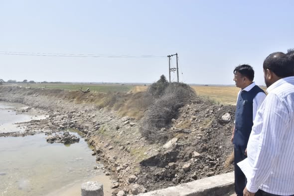 ઘેડ વિસ્તારમાં પાણી ભરાવાની સમસ્યાના કાયમી ઉકેલ માટે કેન્દ્રીય મંત્રી ડો. મનસુખભાઈ માંડવિયાએ કામગીરીનું સ્થળ નિરીક્ષણ કર્યું