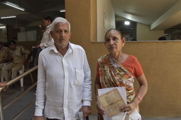 સુરતના દિવ્યાંગ વરિષ્ઠ નાગરિક સવજીભાઈ બન્યા જાગૃતિનું પ્રેરણાદાયક ઉદાહરણ, સેવા સેતુમાં સ્થળ પર જ મેળવ્યું સિનિયર સિટીઝન કાર્ડ