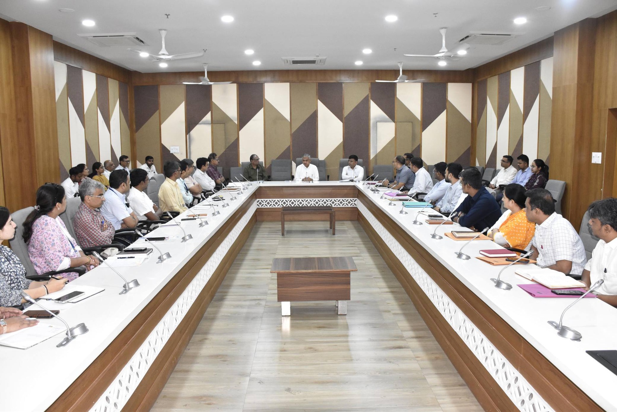 શ્રમ, કૌશલ્ય વિકાસ અને રોજગાર મંત્રી કુવરજીભાઈ બાવળિયાની અધ્યક્ષતામાં સુરતમાં સમીક્ષા બેઠક, શ્રમિક હિતોને પ્રાથમિકતા આપવા સૂચના