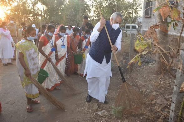 ડાંગ જિલ્લામાં રાજ્યપાલ શ્રી આચાર્ય દેવવ્રતજીનો પ્રેરણાદાયક પ્રવાસ: પ્રાકૃતિક ખેતી, સ્વચ્છતા અભિયાન અને આદર્શ ગામ નિર્માણનો સંદેશ