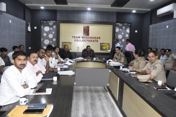 ભાવનગરમાં જિલ્લા કલેક્ટર ડૉ. મનીષ કુમાર બંસલની અધ્યક્ષતામાં રોડ સેફ્ટી કાઉન્સિલ બેઠક, રોગ સાઈડ ડ્રાઇવિંગ સામે કડક કાર્યવાહીનો નિર્દેશ