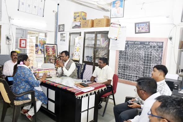 દાહોદ જિલ્લામાં કેન્દ્રીય સંયુક્ત સચિવ કે.કે. નિરાલાનો પ્રવાસ: શિક્ષણ અને કુદરતી ખેતીની પ્રવૃત્તિઓનું નિરીક્ષણ