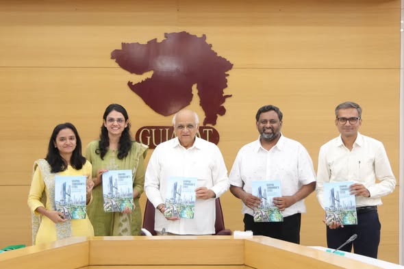 મુખ્યમંત્રી ભૂપેન્દ્રભાઈ પટેલ દ્વારા “શેપિંગ ટુમોરોઝ સિટીઝ – ફ્રોમ ક્લાઈમેટ રિસ્ક ટૂ ગ્રીન ઓપોર્ચ્યુનિટિઝ” પુસ્તકનું ગાંધીનગરમાં વિમોચન