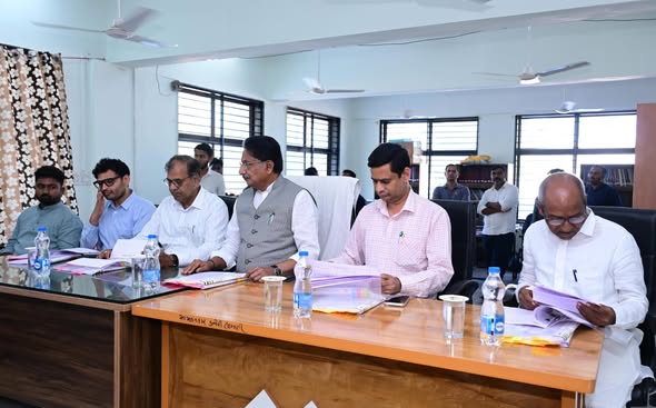 વાવ-થરાદ જિલ્લા આયોજન મંડળ બેઠક યોજાઈ: વિકાસ કામોને ઝડપથી અમલમાં મૂકવા મંત્રી ઋષિકેશ પટેલનો દોર