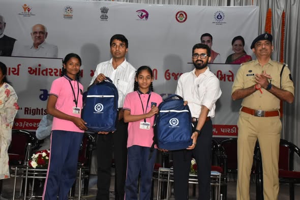 વલસાડ જિલ્લામાં આંતરરાષ્ટ્રીય મહિલા દિવસની ઉજવણી: જિલ્લા પંચાયત પ્રમુખ મનહરભાઈ પટેલની અધ્યક્ષતામાં મહિલાઓનું સન્માન