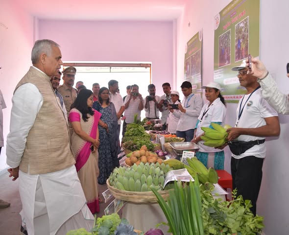 નવસારી પ્રવાસે રાજ્યપાલ આચાર્ય દેવવ્રત: ચીખલીના રૂમલા ગામે ખેડૂતો સાથે સંવાદ, પ્રાકૃતિક ખેતીને અપનાવવા અપીલ