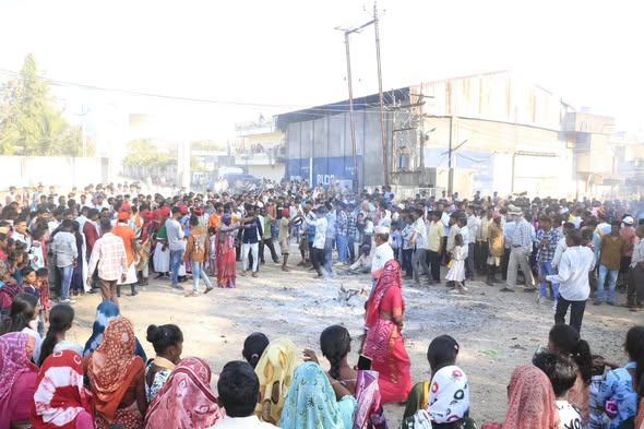 છોટાઉદેપુરમાં હોળી બાદ પરંપરાગત ‘ચૂલનો મેળો’ યોજાયો, અંગારાઓ પર ચાલી શ્રદ્ધાળુઓએ પૂર્ણ કરી માનતા