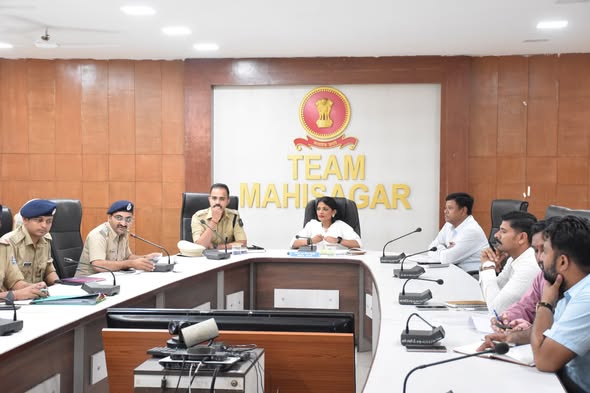 મહીસાગર જિલ્લામાં માર્ગ અકસ્માતો અટકાવવા કલેક્ટર અર્પિત સાગરની અધ્યક્ષતામાં સમીક્ષા બેઠક, બ્લેક સ્પોટ સુધારણા અને ટ્રાફિક નિયમોના કડક અમલ પર ભાર