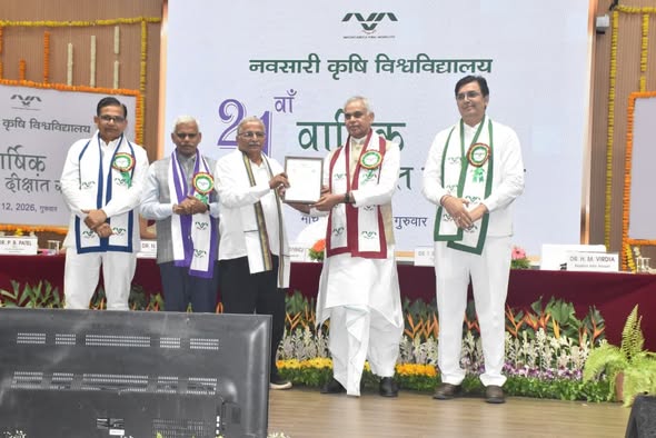 નવસારીના પ્રાકૃતિક વેચાણ કેન્દ્રની રાજ્યપાલ આચાર્ય દેવવ્રતજીએ મુલાકાત લીધી, ખેડૂતોના અનોખા પ્રયાસની પ્રશંસા