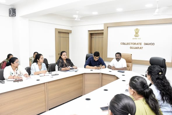 દાહોદમાં કલેક્ટર યોગેશ નિરગુડેની અધ્યક્ષતામાં આઈસીડીએસ વિભાગની સમીક્ષા બેઠક, આંગણવાડી સુવિધાઓ મજબૂત બનાવવા સૂચના