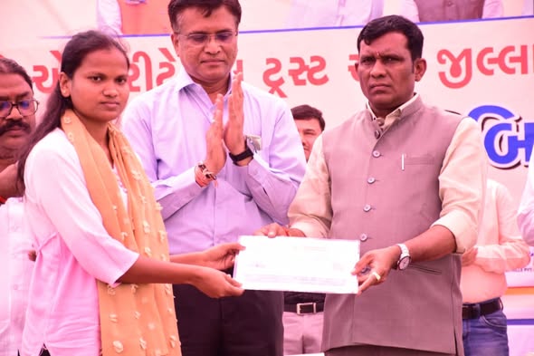 ઉચ્છલમાં મહા આરોગ્ય શિબિરનો પ્રારંભ: રાજ્યમંત્રી ડૉ. જયરામભાઈ ગામીત દ્વારા ગ્રામ્ય આરોગ્ય સેવા મજબૂત