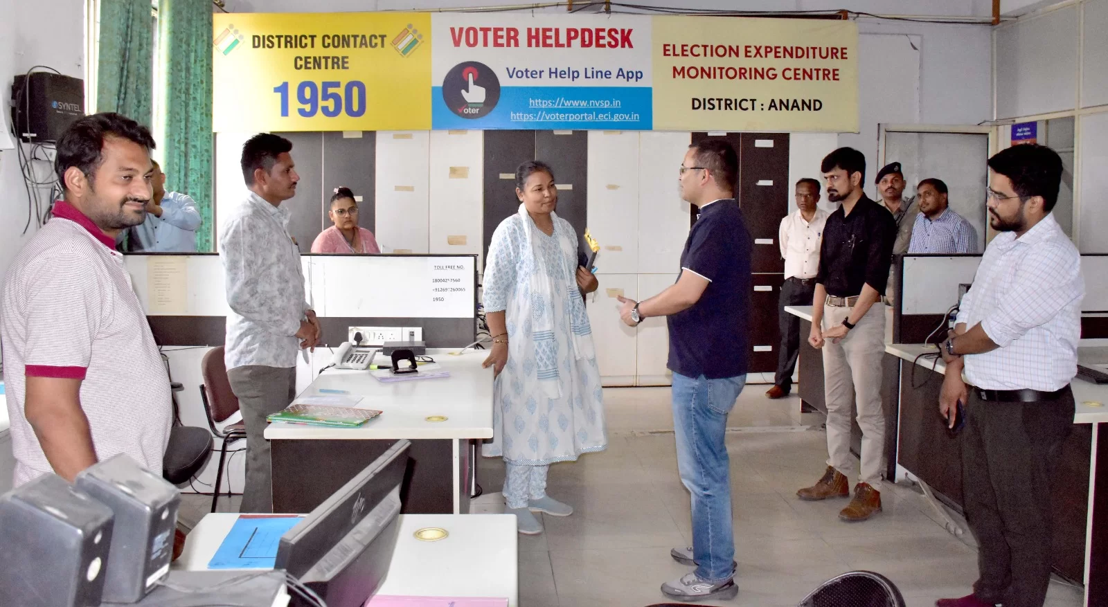 આણંદ જિલ્લામાં ચૂંટણી ખર્ચ નિરીક્ષણ સક્રિય: ખર્ચ નિરીક્ષક અનંગ રાવત દ્વારા ફરિયાદ નિવારણ અને મીડિયા મોનીટરિંગ કેન્દ્રની મુલાકાત