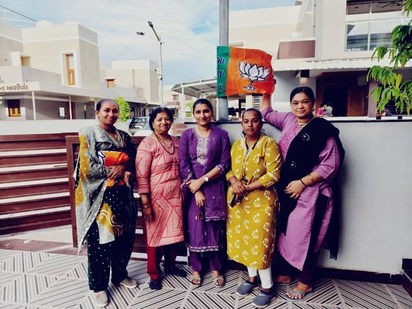 રાધનપુરમાં ભાજપના 47મા સ્થાપના દિવસે મહિલા મોરચાનો હર ઘર સંપર્ક અભિયાન અને ધ્વજવંદન