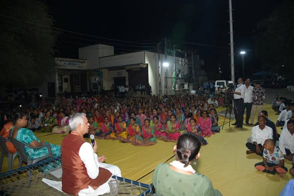જીણોદ ગામે રાજ્યપાલ Acharya Devvratની રાત્રિસભા: સ્વચ્છતા, વૃક્ષારોપણ અને વ્યસનમુક્તિનો સંદેશ