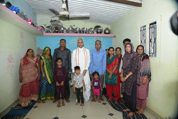 કચ્છના કોડકી ગામે રાજ્યપાલ આચાર્ય દેવવ્રતજીનો સાદગીભર્યો સ્પર્શ, ગ્રામ્ય પરિવારમાં માણ્યું પરંપરાગત ભોજન